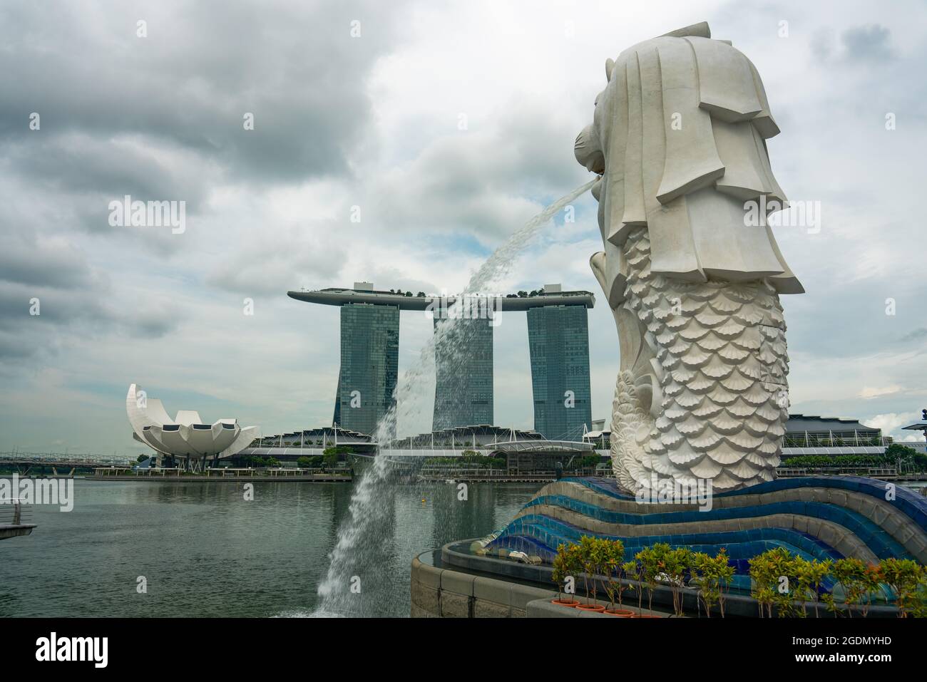 Singapur - 8. Juli 2020: Singapore Merlion Statue ohne Menschen und Marina Bay Sands im Hintergrund Stockfoto