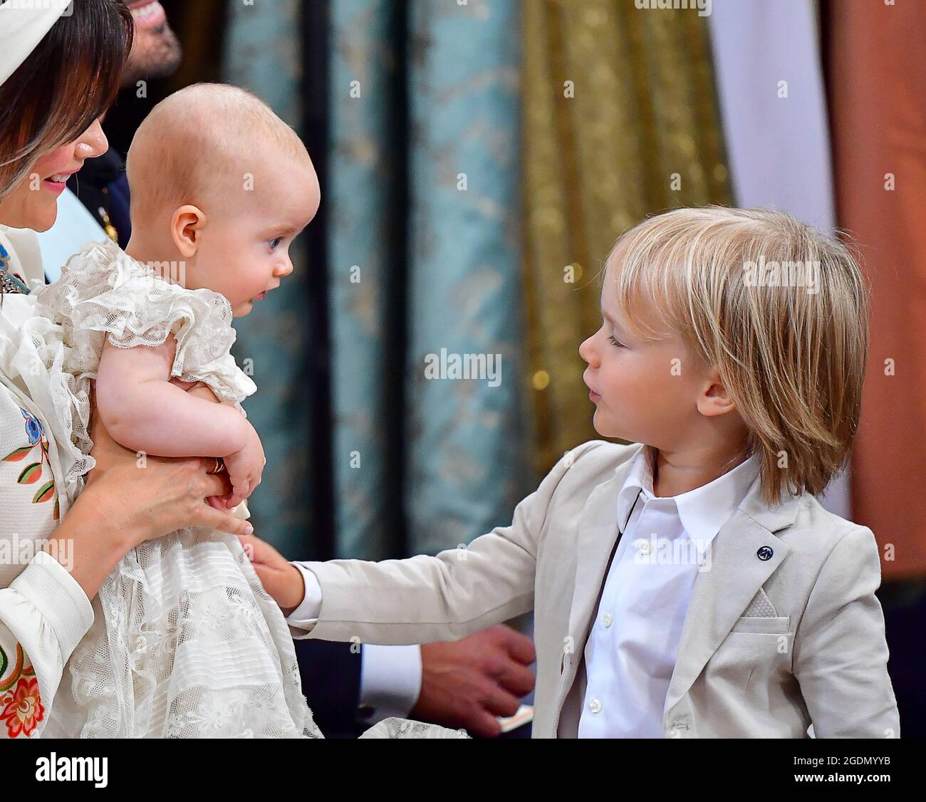 STOCKHOLM 20210814 Prinz Gabriel mit seinem kleinen Bruder Prinz Julian während der Taufzeremonie von Prinz Julian in der Schlosskapelle Drottningholm, Stockholm, Schweden, 14. August 2021. Prinz Julian ist der dritte Sohn von Prinz Carl Philip und Prinzessin Sofia. Foto: Jonas Ekstromer / TT / kod 10030 Stockfoto