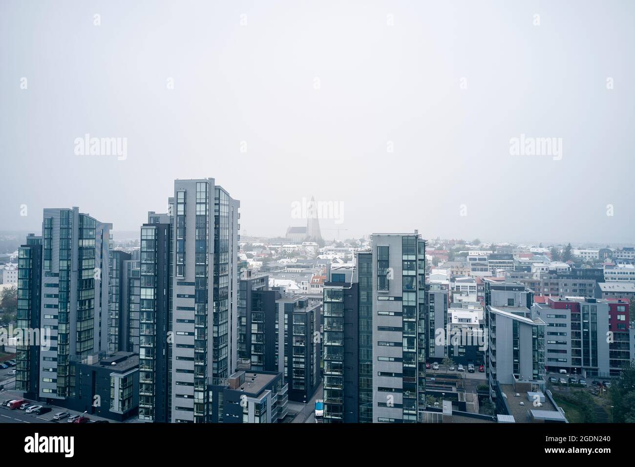 Drohnenansicht der modernen Hochhäuser an der Stadtstraße am nebligen Morgen in Reykjavik, Island Stockfoto