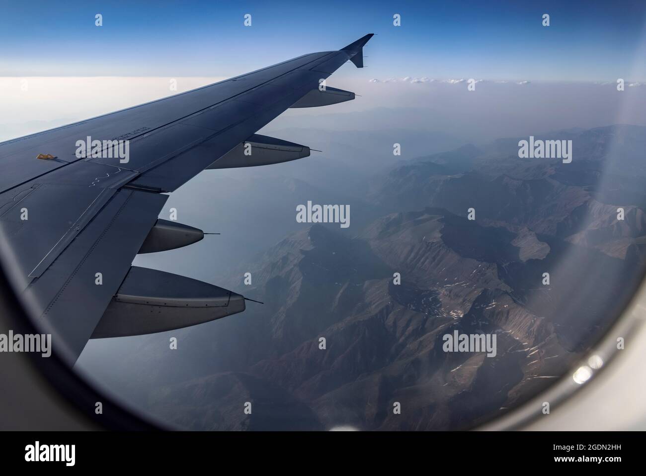 Blick von einem Flugzeug, das zum Jackson Hole Airport, WY, absteigt. Stockfoto