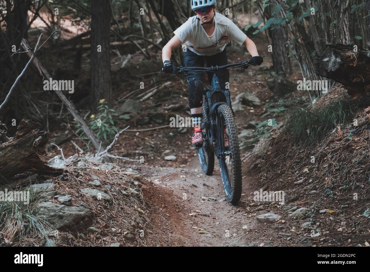 Nahaufnahme einer jungen Frau auf einem Mountainbike im Wald Stockfoto