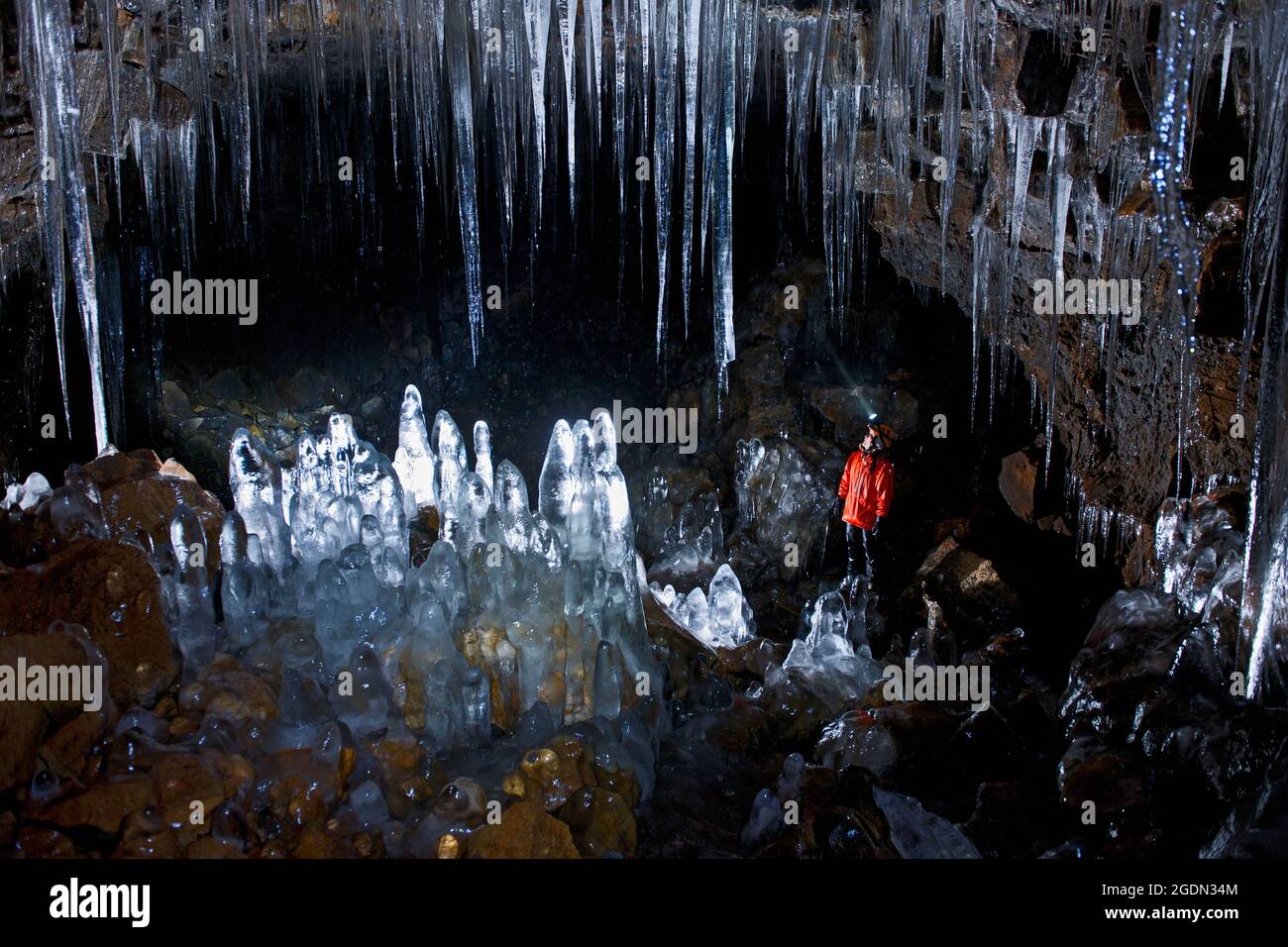 Erkundung der Höhle Buri in der Nähe des Hellisheidi-Gebirges im Südwesten Islands Stockfoto