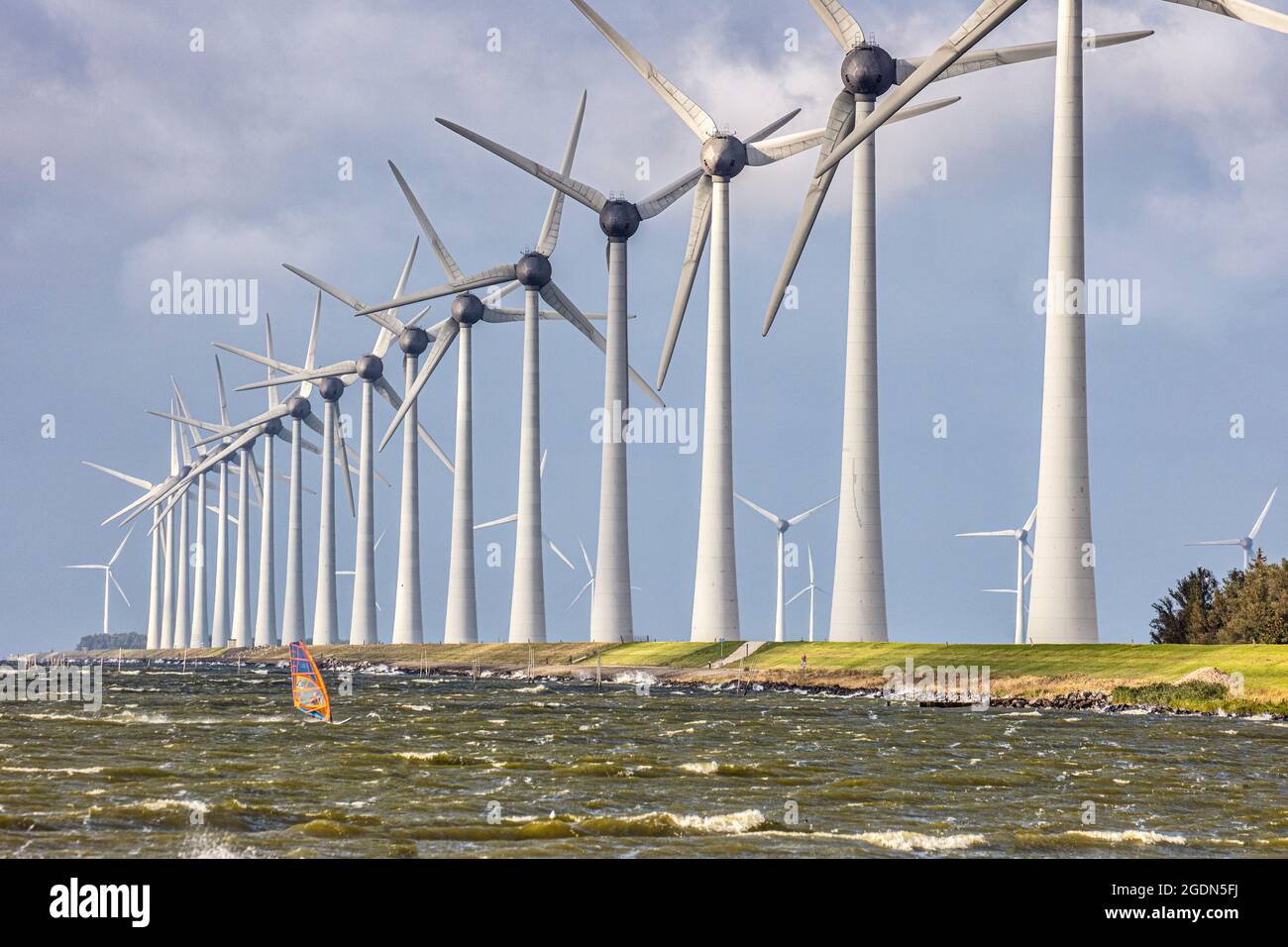 Die Niederlande, Urk, Fisher Village, das eine Insel in der Zuiderzee war, bevor es 1939 Teil des Flevo Polders wurde. Windturbinen im IJss Stockfoto