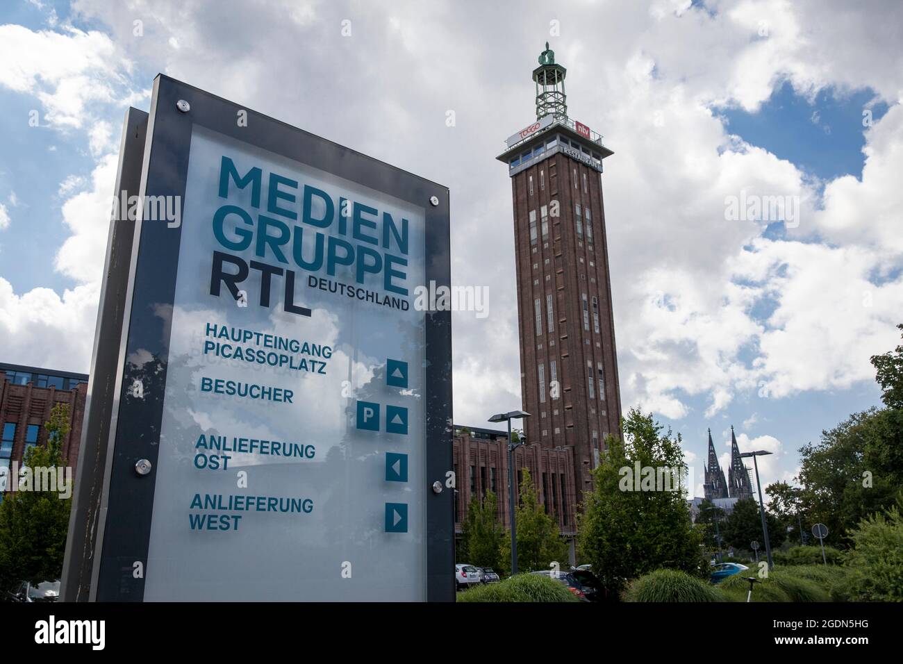 Hauptsitz der Mediengruppe RTL Deutschland am Picassoplatz in Deutz, dem alten Turm des ehemaligen Messegeländes und den historischen Rheinhallen, Colo Stockfoto