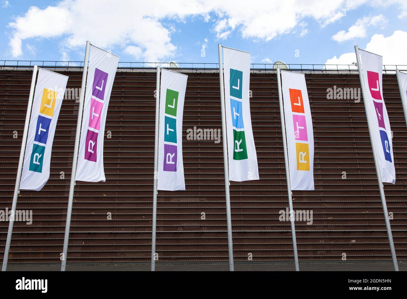 Flaggen am Hauptsitz der Mediengruppe RTL Deutschland am Picassoplatz in Deutz, Köln. Fahnen am Hauptsitz der Mediengruppe RTL Deutsch Stockfoto