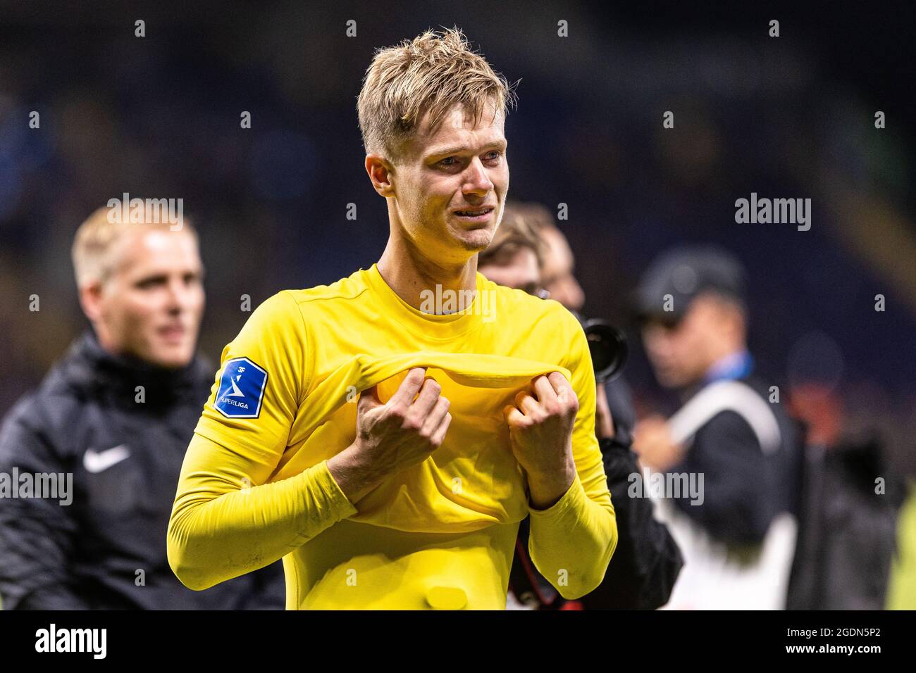 Brondby, Dänemark. August 2021. Peter Vindahl Jensen (1) vom FC Nordsjaelland feiert emotional den Schlusspfiff beim 3F Superliga-Spiel zwischen Brondby IF und FC Nordsjaelland im Brondby Stadion in Brondby, Dänemark. (Foto: Gonzales Photo/Alamy Live News Stockfoto