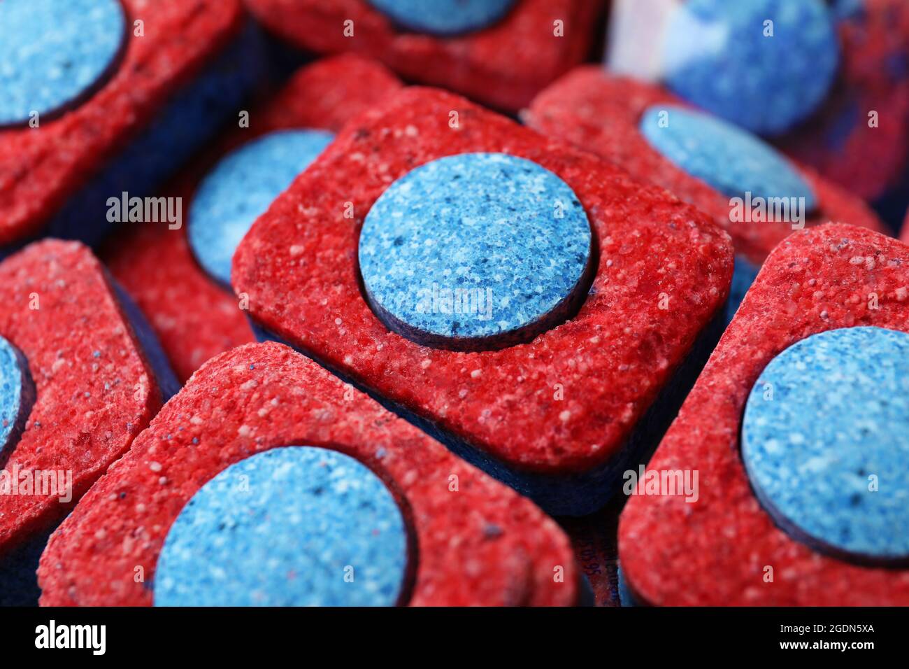 Geschirrspültabletten auf dem ganzen Hintergrund, Nahaufnahme Stockfoto