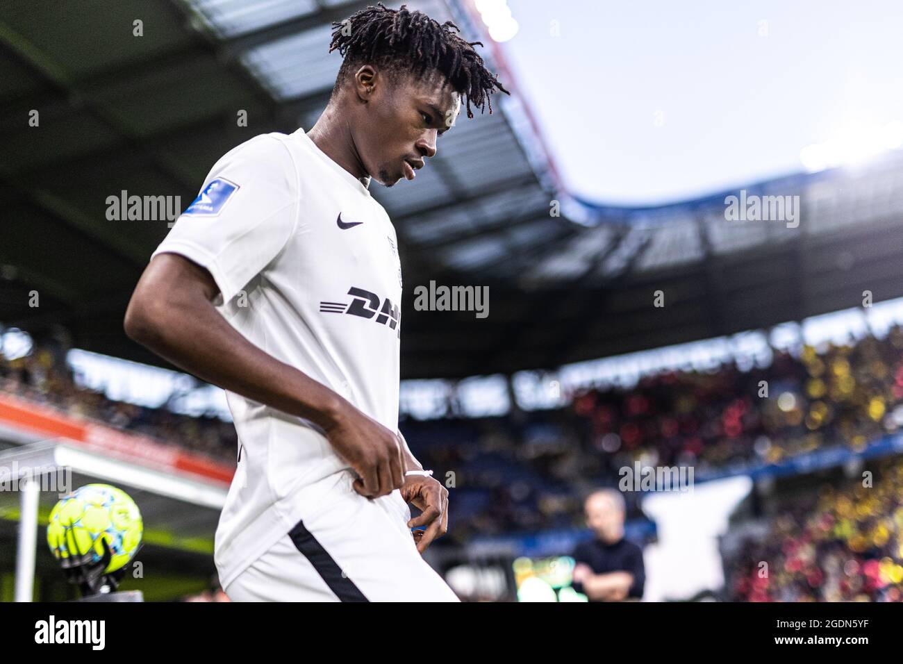 Brondby, Dänemark. August 2021. Adamo Nagalo (39) vom FC Nordsjaelland geht vor dem 3F Superliga-Spiel zwischen Brondby IF und FC Nordsjaelland im Brondby Stadion in Brondby, Dänemark, auf den Platz. (Foto: Gonzales Photo/Alamy Live News Stockfoto