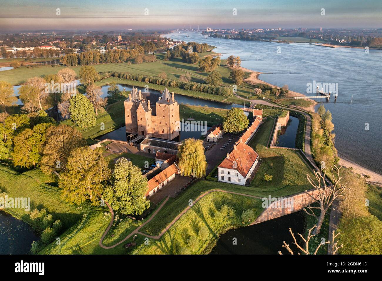 Niederlande, Poederoijen, Zaltbommel, Schloss Loevestein. Antenne. Neue Niederländische Verteidigungslinie. Nieuwe Hollandse Waterlinie. Dutch Water Defense L Stockfoto