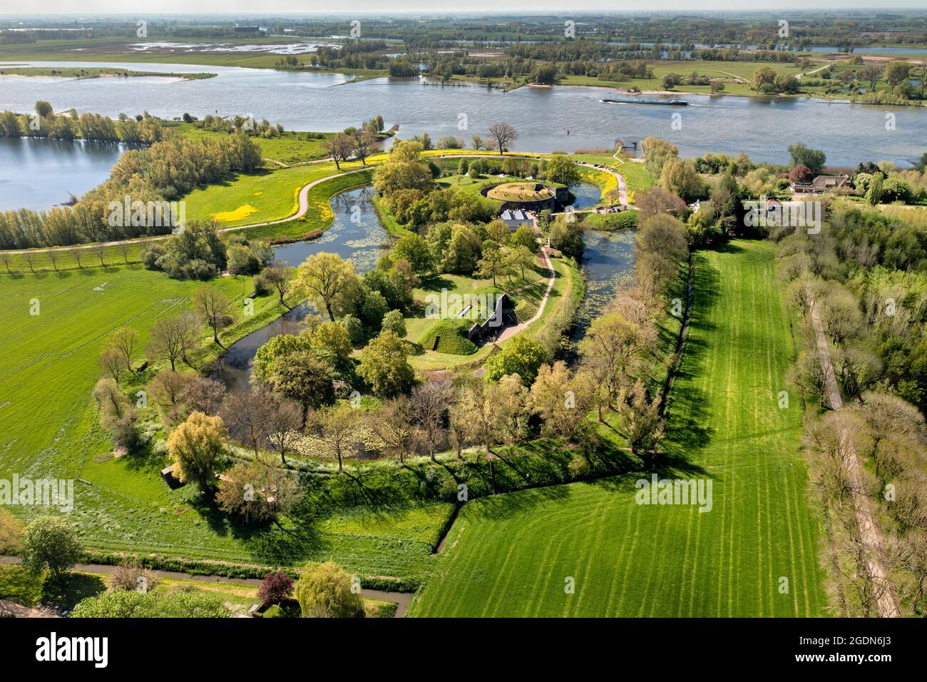 Niederlande, Vuren, Fort Vuren. Waal River. Antenne. Neue Niederländische Verteidigungslinie. Nieuwe Hollandse Waterlinie. Niederländische Wasserschutzlinien. Hollandse Wate Stockfoto