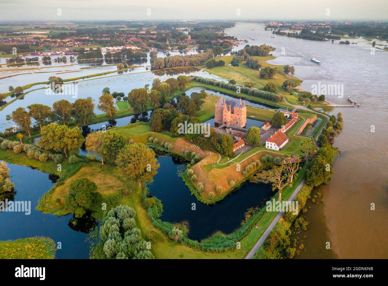 Niederlande, Poederoijen, Schloss Loevestein, Neue Niederländische Verteidigungslinie. Nieuwe Hollandse Waterlinie. Niederländische Wasserschutzlinien. Hollandse Waterlinies Stockfoto