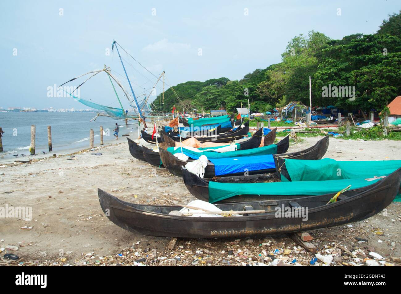 Chinesische Freischwinger Fischernetze und Fischerboote am Strand, Cochin (Kochi), Kerala, Indien. © Foto von Richard Walker Stockfoto