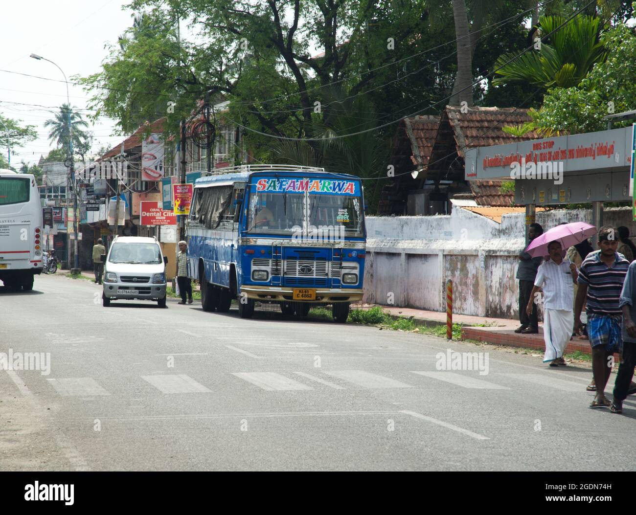 Lokaler Bus auf einer Straße in Cochin (Kochi), Kerala, Indien. © Foto von Richard Walker Stockfoto