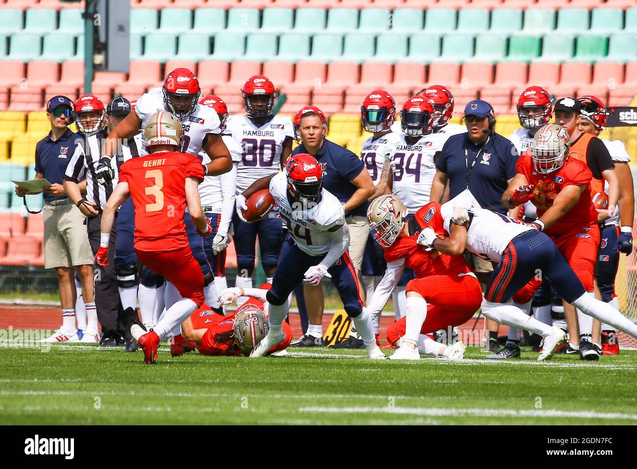 Berlin, Deutschland. August 2021. American Football: Pro League elf, Berlin Thunder - Hamburg Sea Devils, Main Round, Main Round Games, Matchday 9 im Jahn-Sportpark. Xavier Johnson (M) von Hamburg Sea Devils spielte mit der Verteidigung von Berlin Thunder immer wieder Katze und Maus. Quelle: Michael Hundt/dpa/Alamy Live News Stockfoto