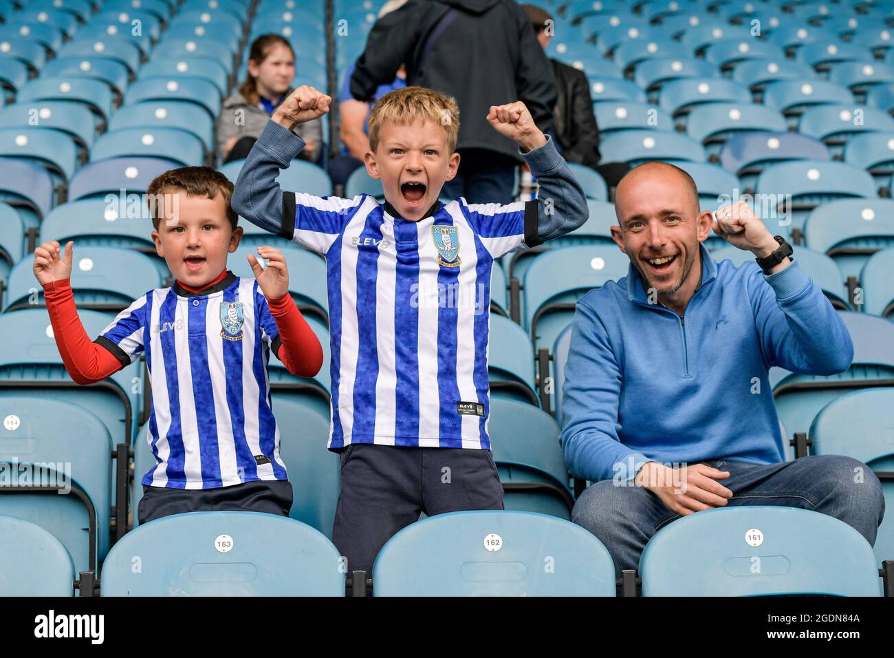 Die Fans Von Sheffield Wednesday Zeigen Ihre Begeisterung Vor Dem Spiel Stockfotografie Alamy