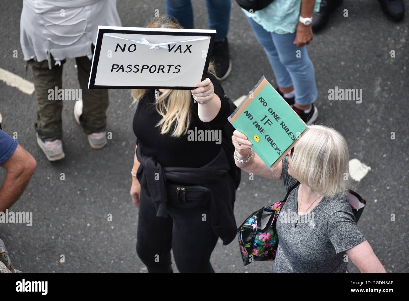 London, Großbritannien. 14. August 2021. Demonstranten marschieren in London gegen Impfungen, Impfpass und COVID-Beschränkungen. Quelle: Andrea Domeniconi/Alamy Live News Stockfoto