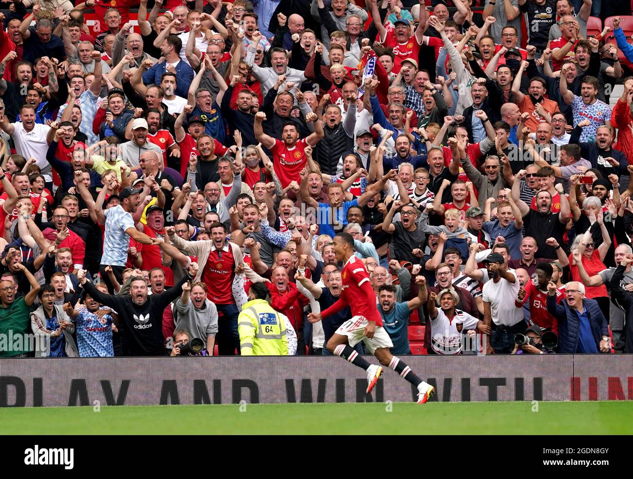 Mason Greenwood von Manchester United feiert vor den Fans, nachdem sie während des Premier League-Spiels in Old Trafford, Manchester, das zweite Tor ihrer Seite erzielt hat. Bilddatum: Samstag, 14. August 2021. Stockfoto