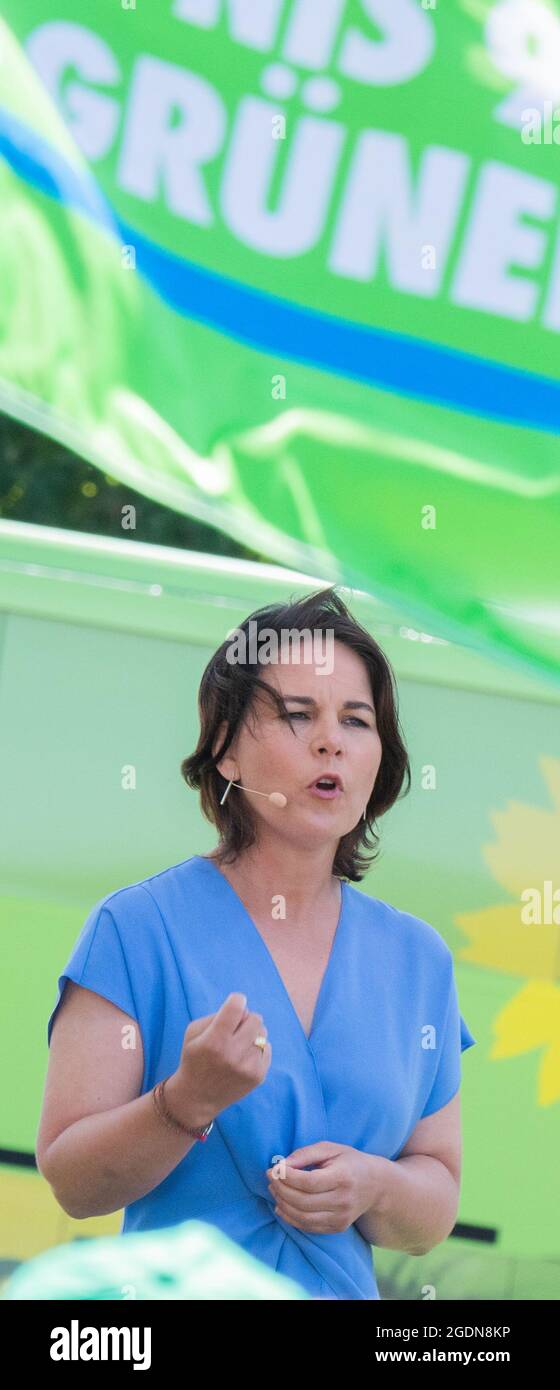 Hannover, Deutschland. August 2021. Annalena Baerbock, Kanzlerin und Bundesführerin von Bündnis 90/die Grünen, spricht bei einem Wahlkampfauftritt auf dem Opernplatz. Quelle: Julian Stratenschulte/dpa/Alamy Live News Stockfoto