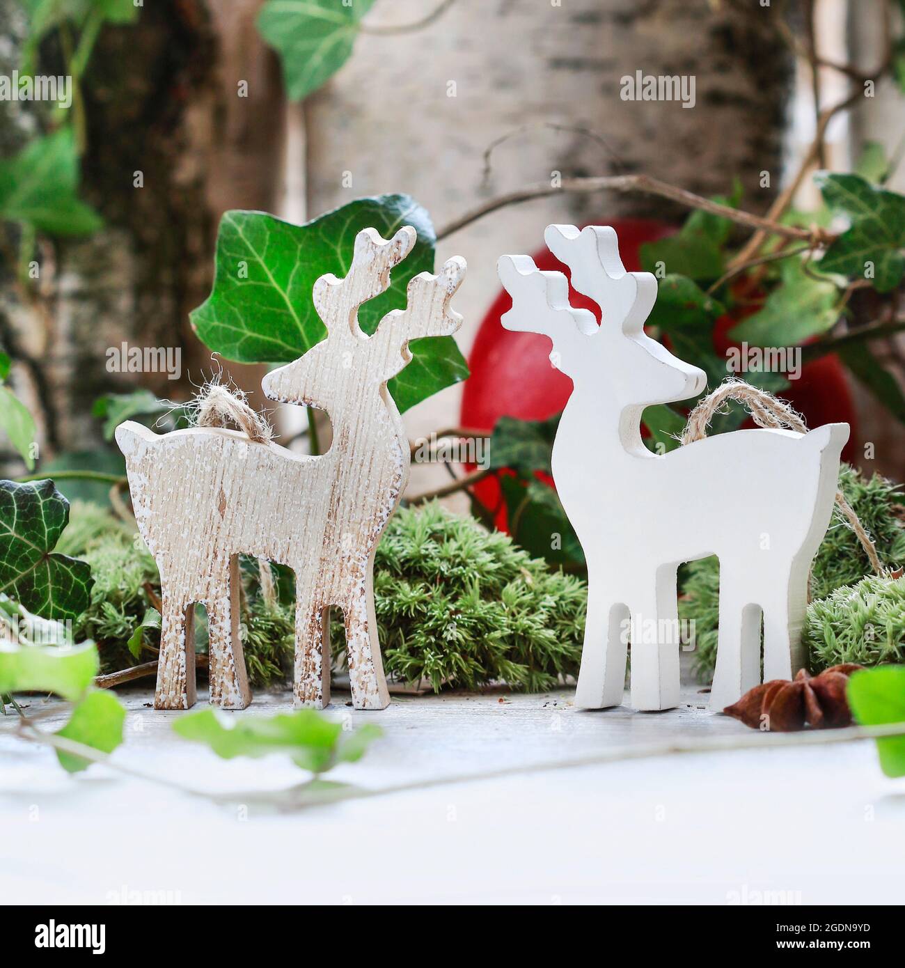Holzdekor, traditionelle Weihnachtsdekoration. Festliche Zeit Stockfoto