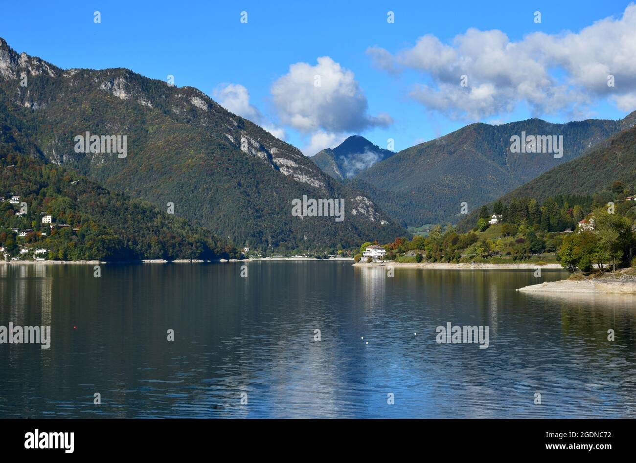 Schöner Ledrosee und die umliegenden Berge an einem klaren Herbsttag. Blick von Molina. Trentino, Italien. Stockfoto