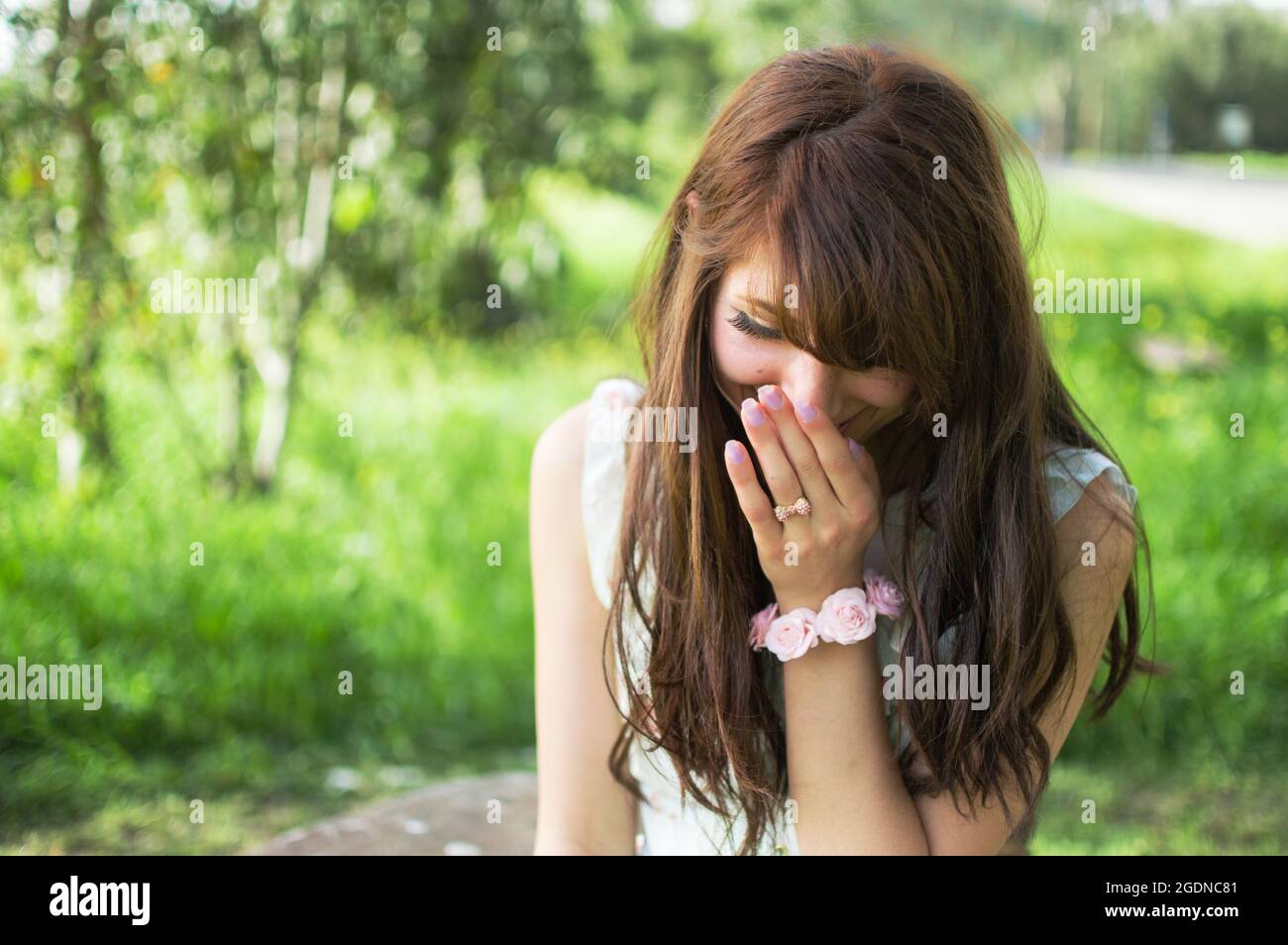 Porträt einer lächelnden und lachenden jungen Frau aus dem Nahen Osten in einem Park Stockfoto