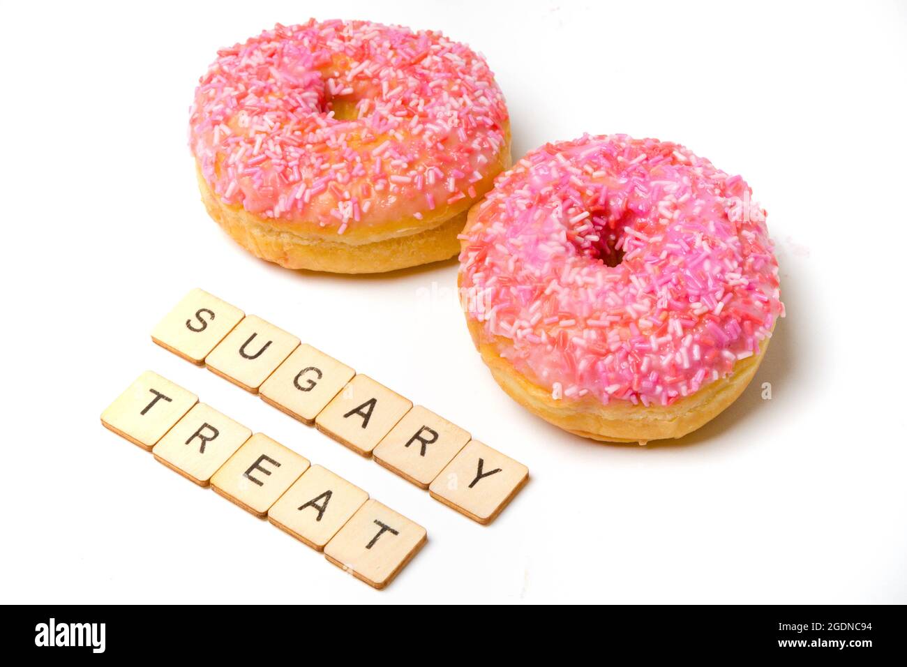 Zwei eisgekühlte Ring-Donuts auf WEISSEM Hintergrund mit EINEM zuckerhaltigen Leckerbissen Stockfoto