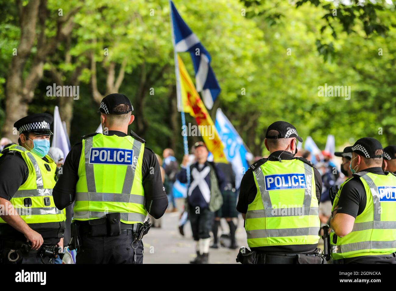 Glasgow, Großbritannien. August 2021. Mehrere hundert Anhänger der "Scottish Independent Movement" zogen von der Glasgow University nach Glasgow Green durch das Stadtzentrum von Glasgow, um die schottische Unabhängigkeit zu fordern. Kredit: Findlay/Alamy Live Nachrichten Stockfoto