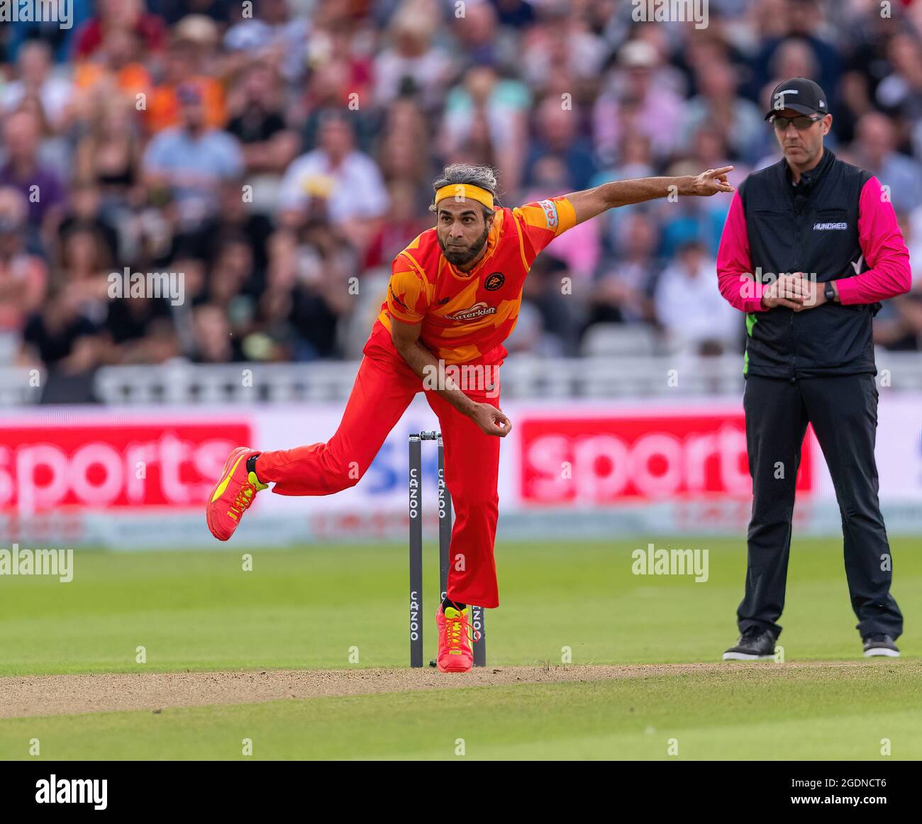Imran Tahir von Birmingham Phoenix bowlen gegen Oval Invincibles in den hundert Stockfoto