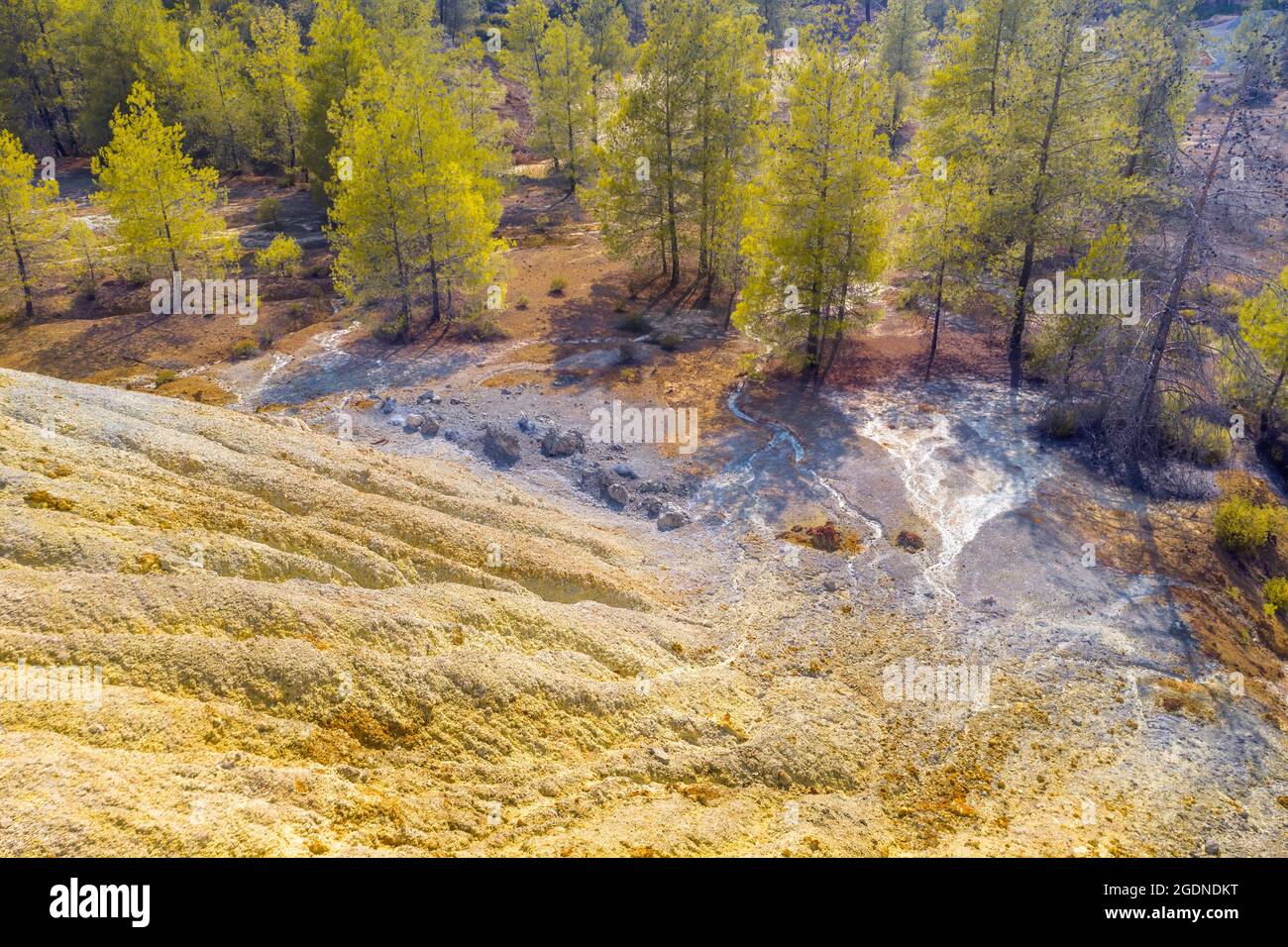 Verschmutzung des Geländes und der Gewässer durch feste und flüssige Abfälle aus dem Kupferbergbau Stockfoto