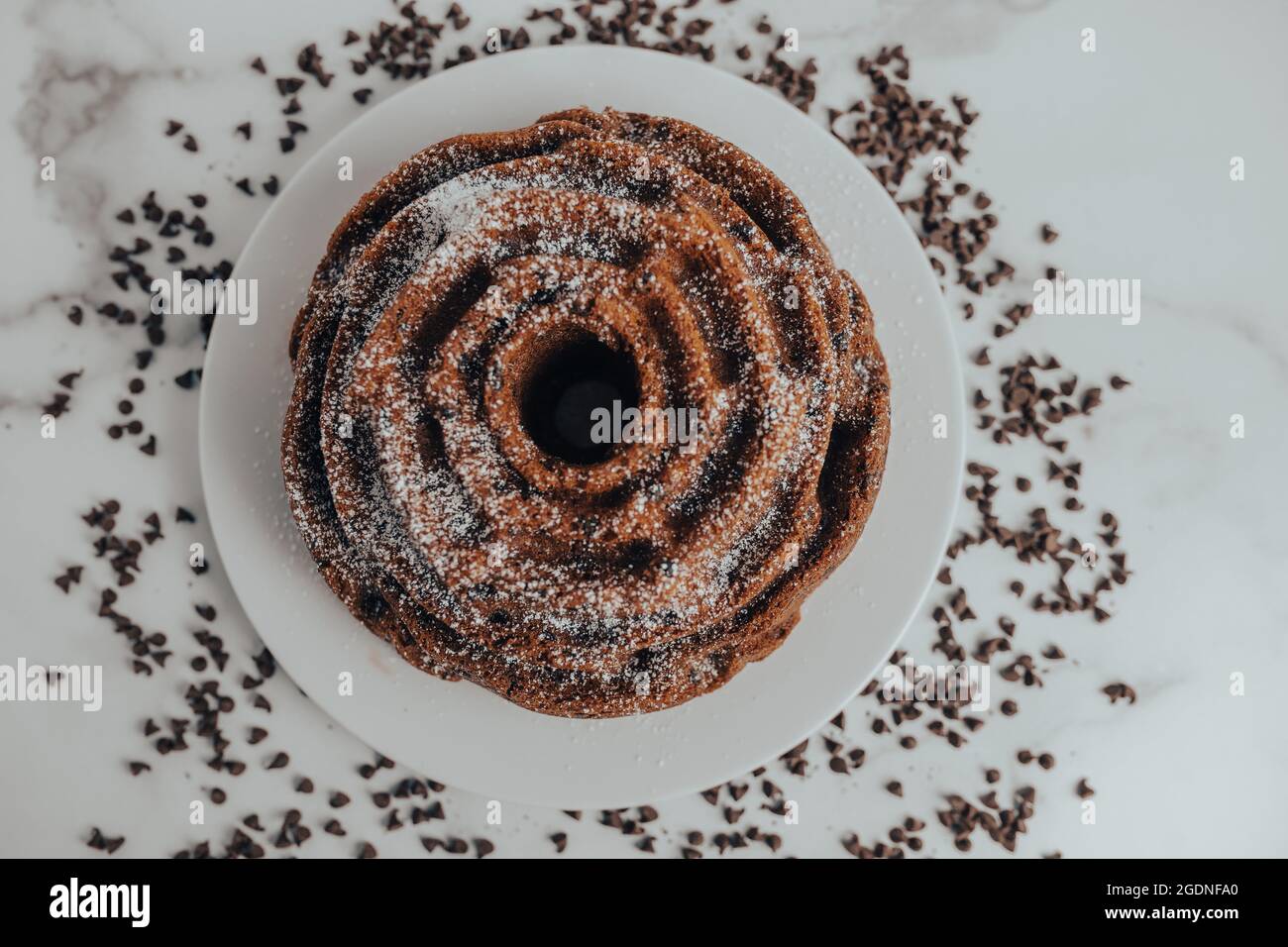 Ein kunstvoller und dekorativer hausgemachter und frischer Schokoladensplitterkuchen Stockfoto