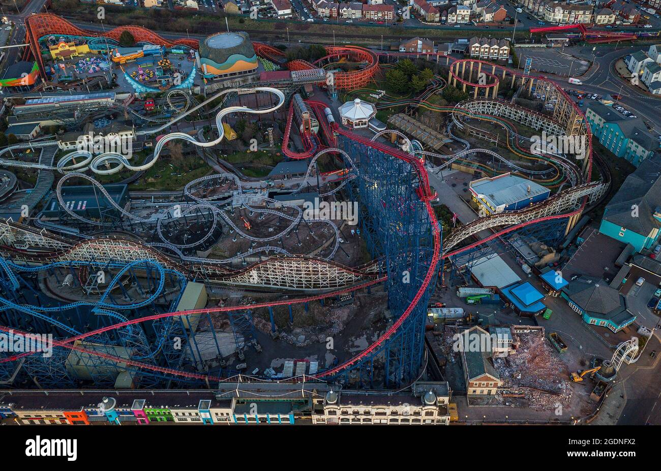 Blick auf die Luftdrohne von Blackpool, Pleasure Beach, Pier Golden Mile Sandcastle Water Park New Rollercoaster Icon Big One Pepsi Max Big Dipper Theme Park Stockfoto