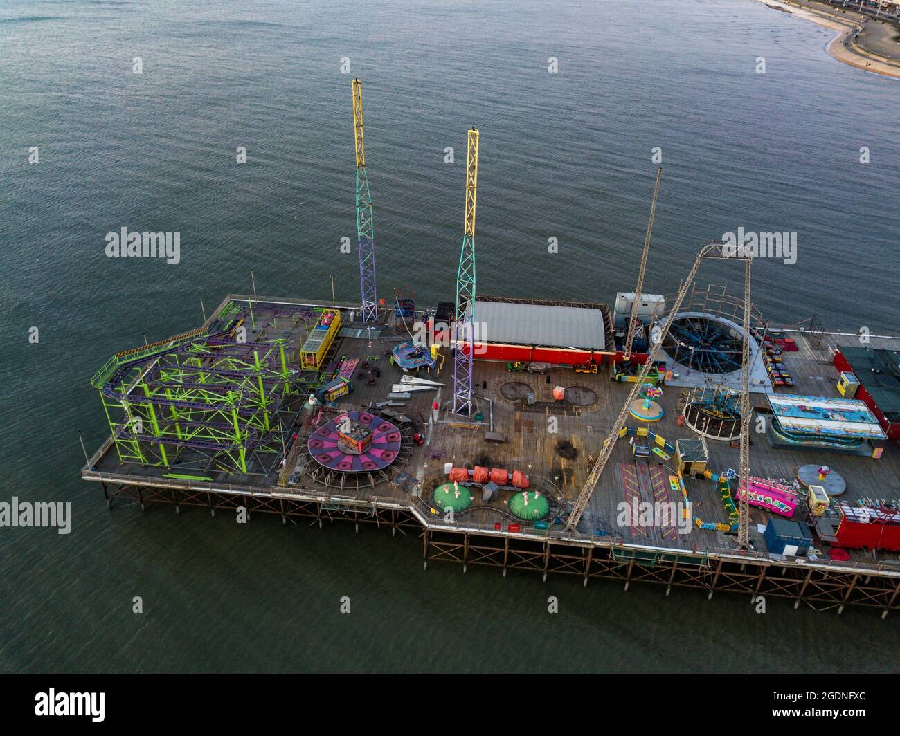 Blick auf die Luftdrohne von Blackpool, Pleasure Beach, Pier Golden Mile Sandcastle Water Park New Rollercoaster Icon Big One Pepsi Max Big Dipper Theme Park Stockfoto