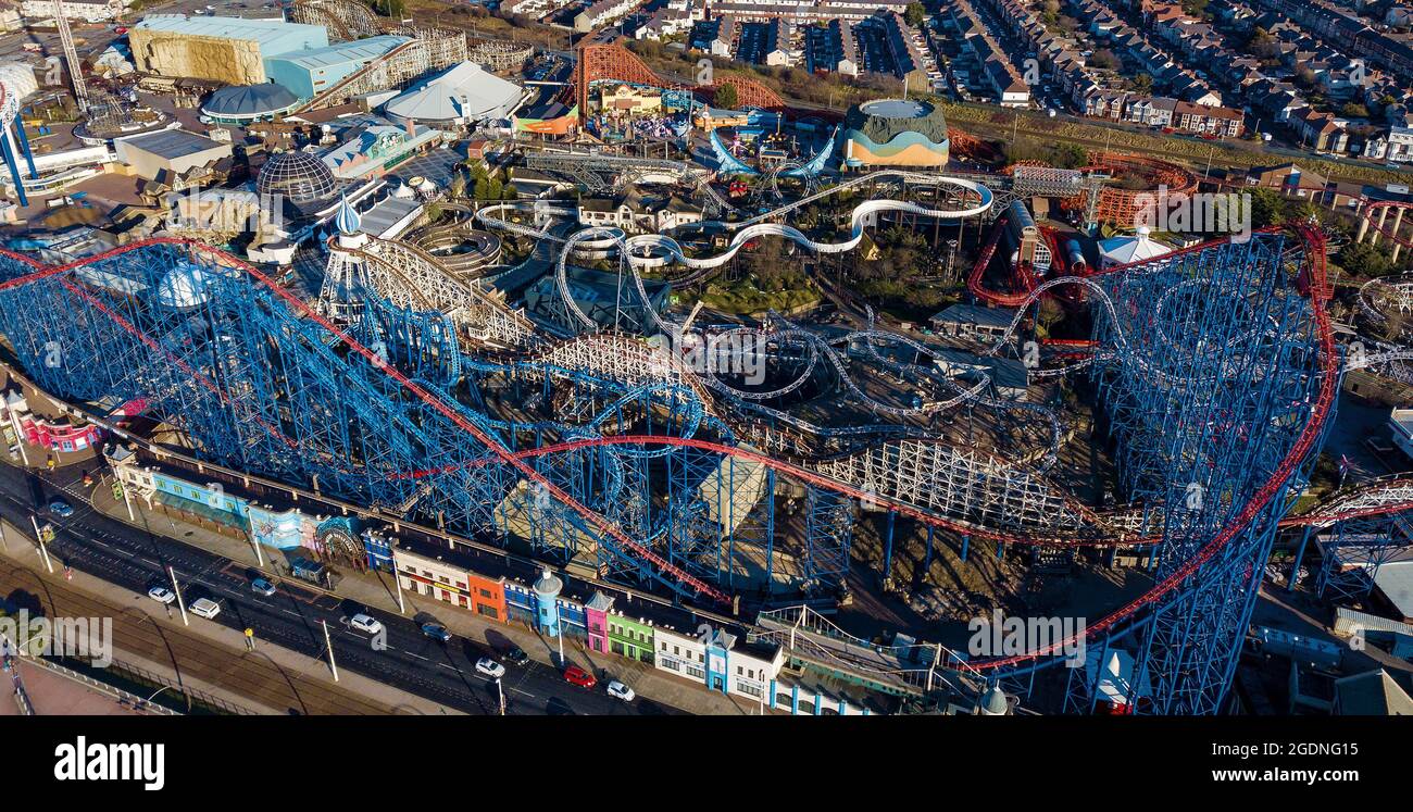 Blick auf die Luftdrohne von Blackpool, Pleasure Beach, Pier Golden Mile Sandcastle Water Park New Rollercoaster Icon Big One Pepsi Max Big Dipper Theme Park Stockfoto
