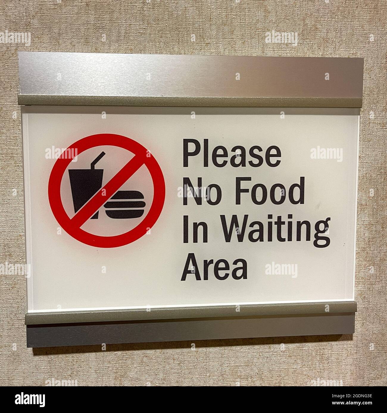 Atlanta, GA USA - 26. März 2021: Ein Schild mit der Aufschrift Bitte kein Essen im Wartebereich eines Krankenhauses. Stockfoto