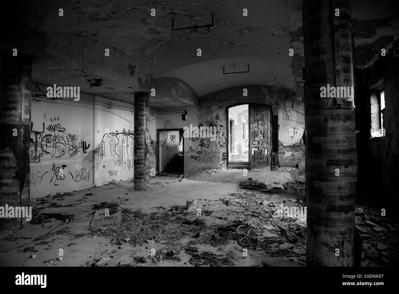 Innen- und Außenansicht eines alten Tuberkulosekrankenhauses an einem Berghang, aus Granitstein, verlassen, geplündert, verbrannt und sehr abgeschreckt Stockfoto