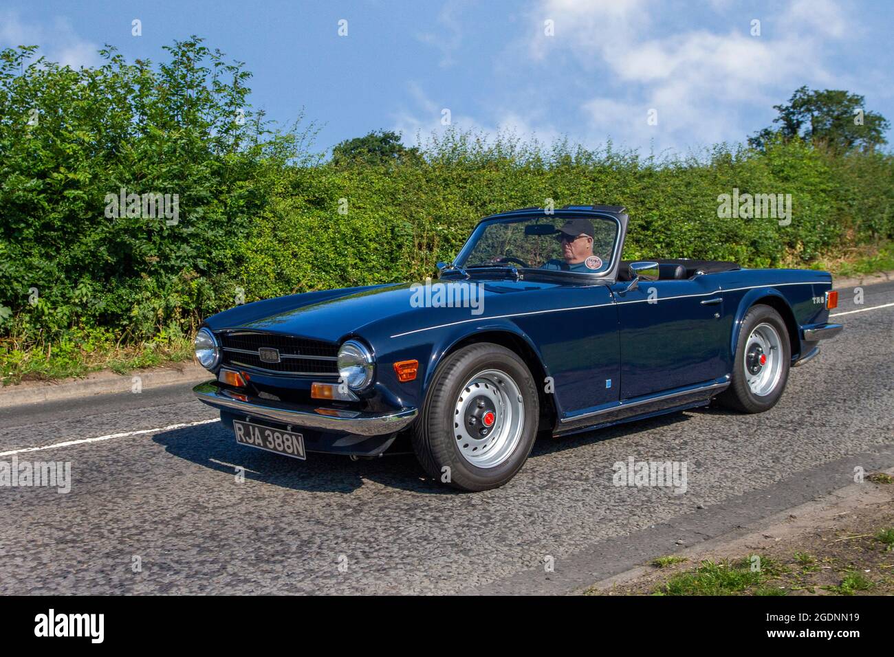 1974 70er Jahre blaues britisches Triumph TR6 2dr-Sportcabrio auf dem Weg zur Capesthorne Hall-Oldtimer-Show im Juli, Ceshire, Großbritannien Stockfoto