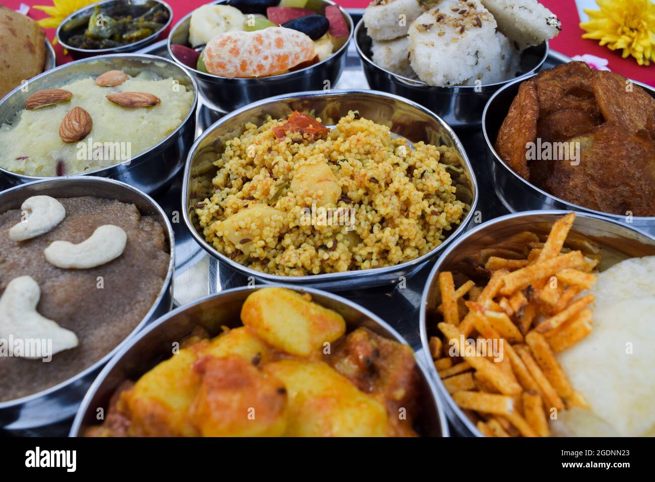 Komplette indische Fastfood-Mahlzeiten Thali-Platte serviert während Sawan mahina oder Saawan Monat mit allen Upwas Zutaten wie Kartoffelkurri, Ragi Sheera, Stockfoto