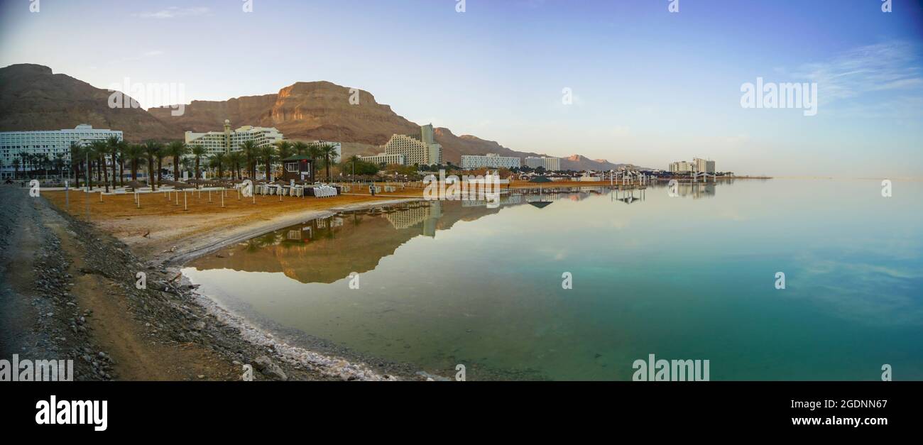 Panoramablick auf Hotels und eine Spiegelung im Toten Meer, Israel von Süden aus gesehen Stockfoto