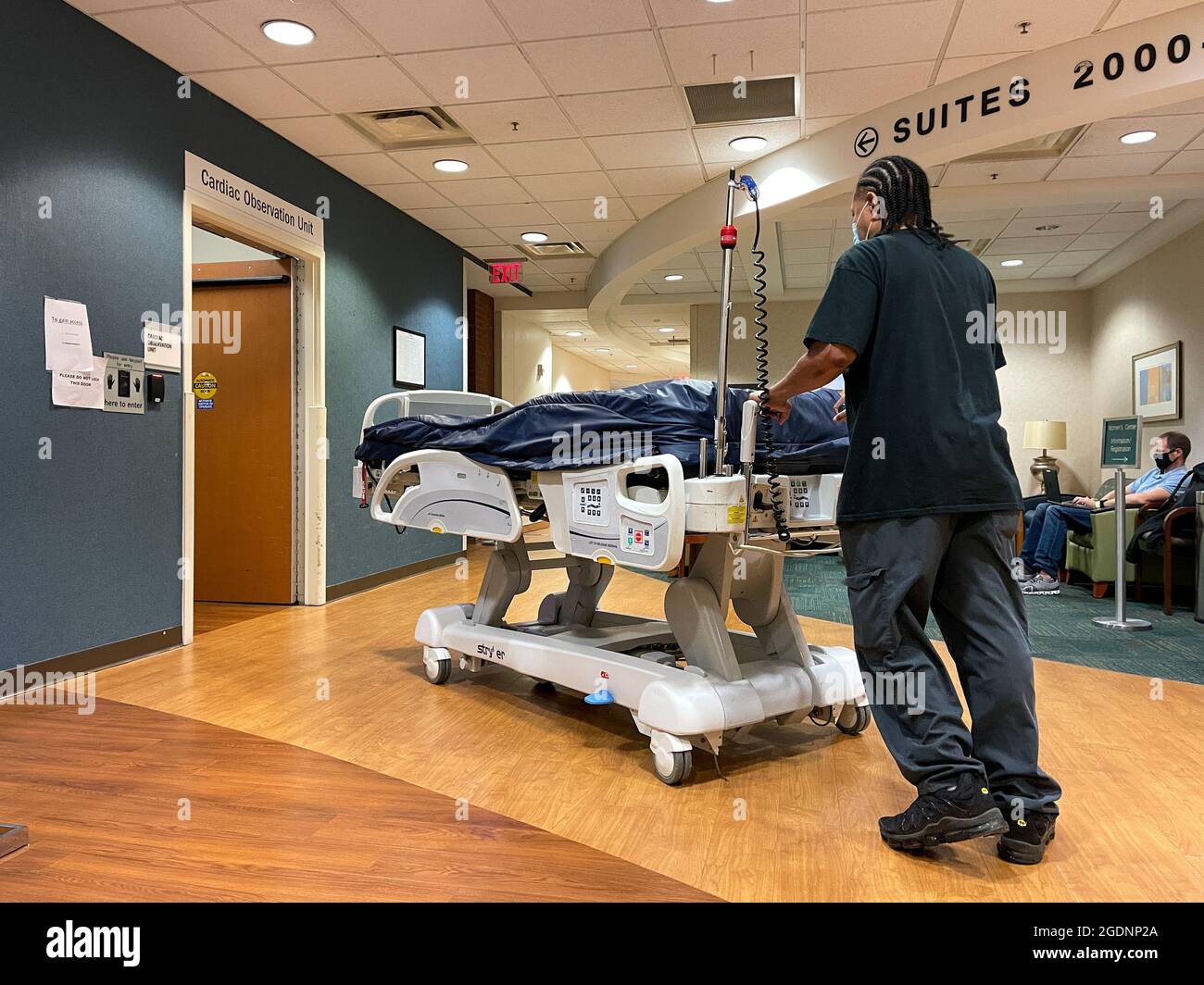 Atlanta, GA USA - 26. März 2021: Ein Mitarbeiter des Piedmont Hospital verlegt ein Bett zur Cardiac Care Observation Unit in Atlanta, GA. Stockfoto