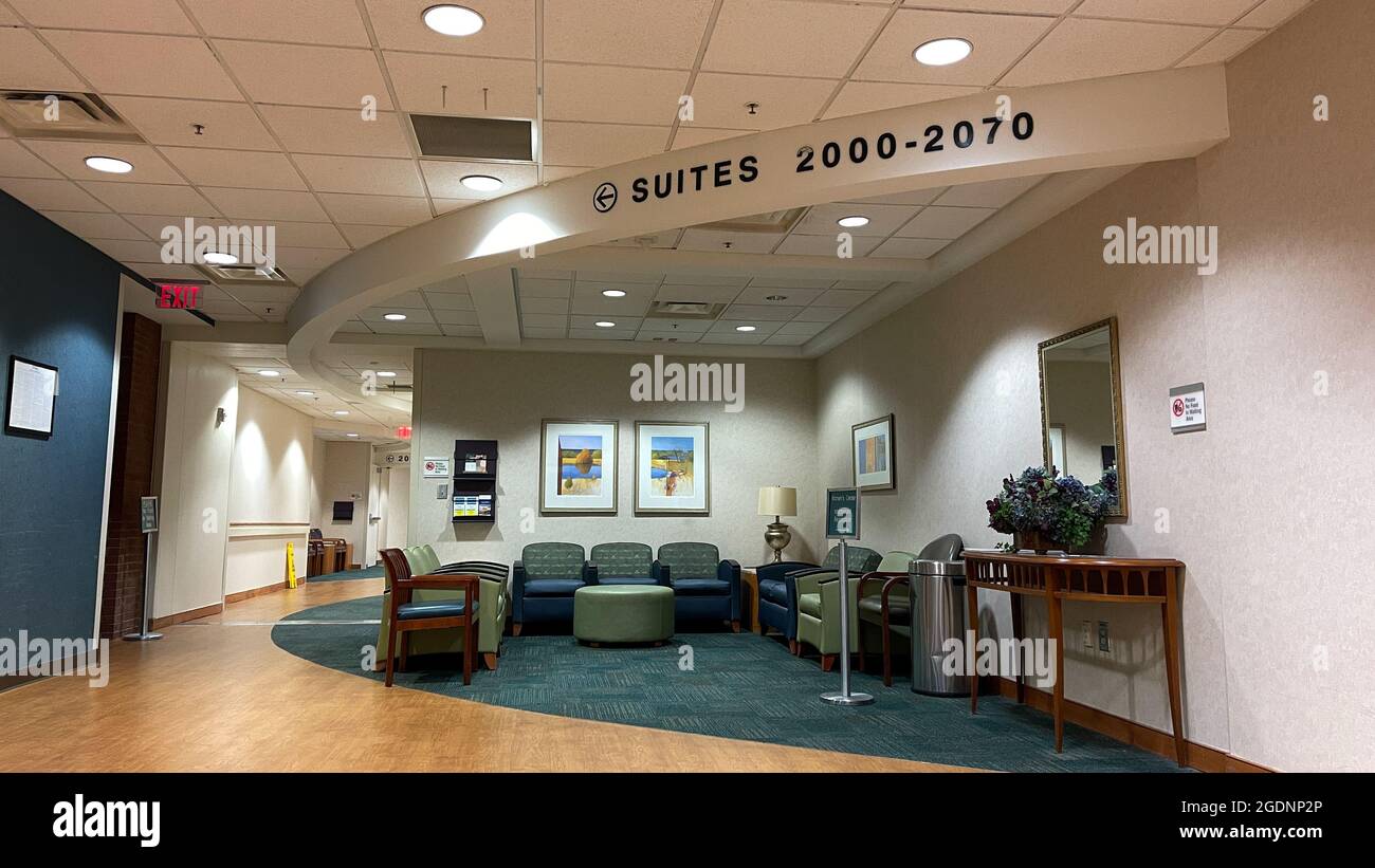 Atlanta, GA USA - 26. März 2021: Ein Wartezimmer des Piedmont Hospital für ambulante Operationen in Atlanta, GA. Stockfoto
