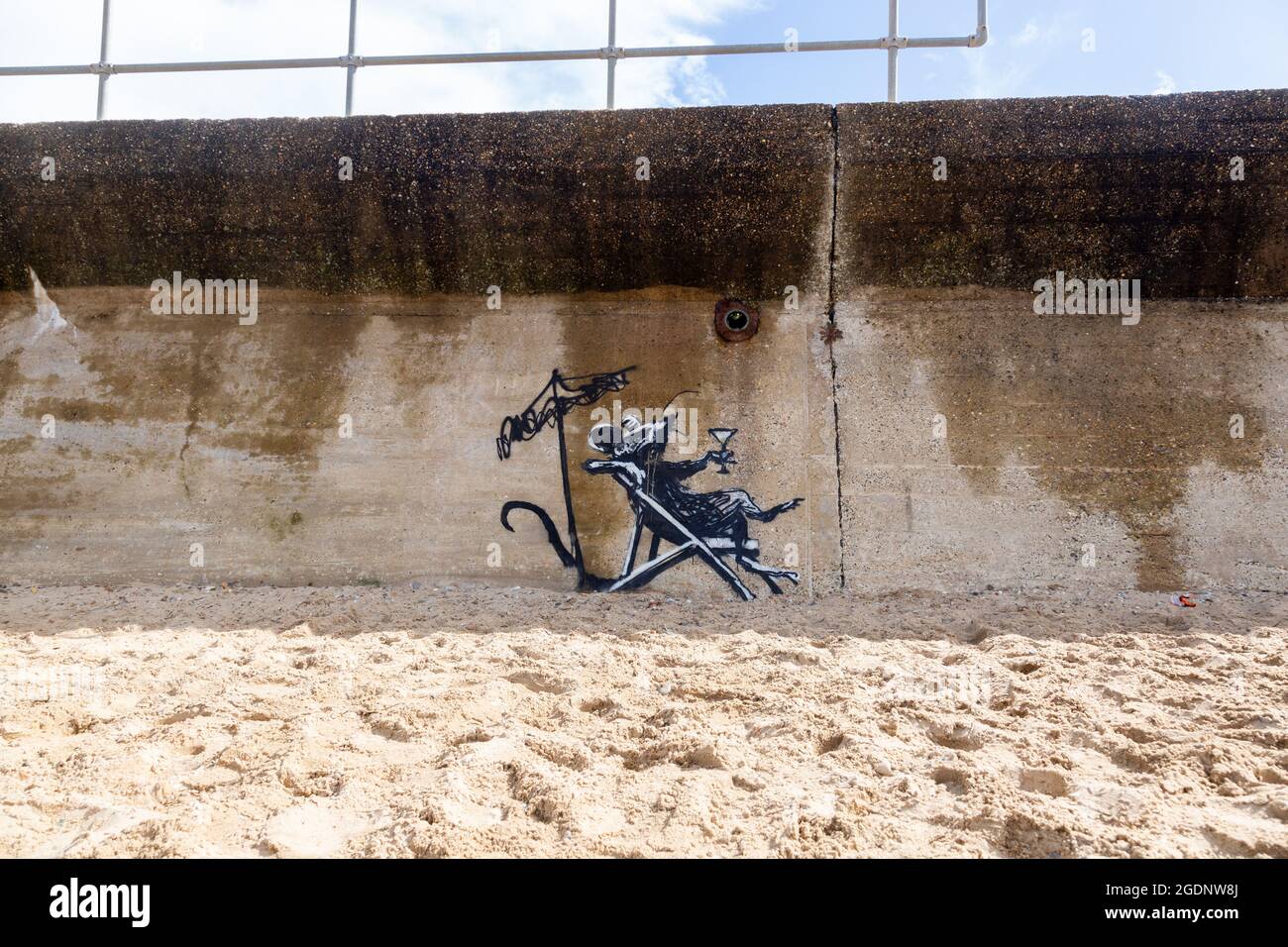 Banksy - entspannendes Rattenbild in Lowestoft, Suffolk. Gemalt als Teil der Great British Spraycation. Stockfoto