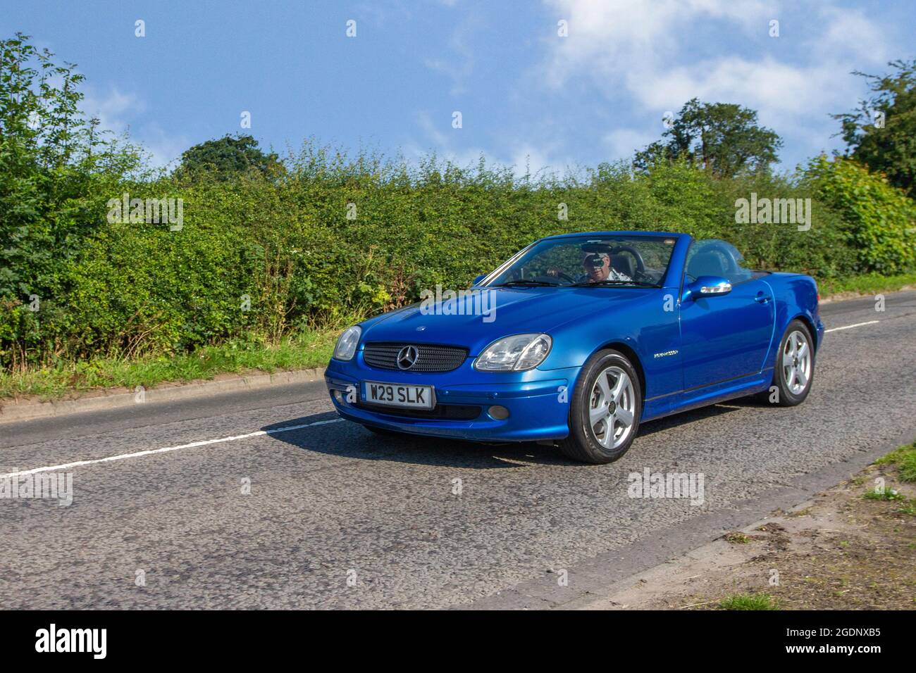 2002 blaues Mercedes Benz 230 Kompressor Special Edition 2295ccm Benziner-Cabrio auf dem Weg zur Capesthorne Hall classic July Car Show, Ceshire, UK Stockfoto