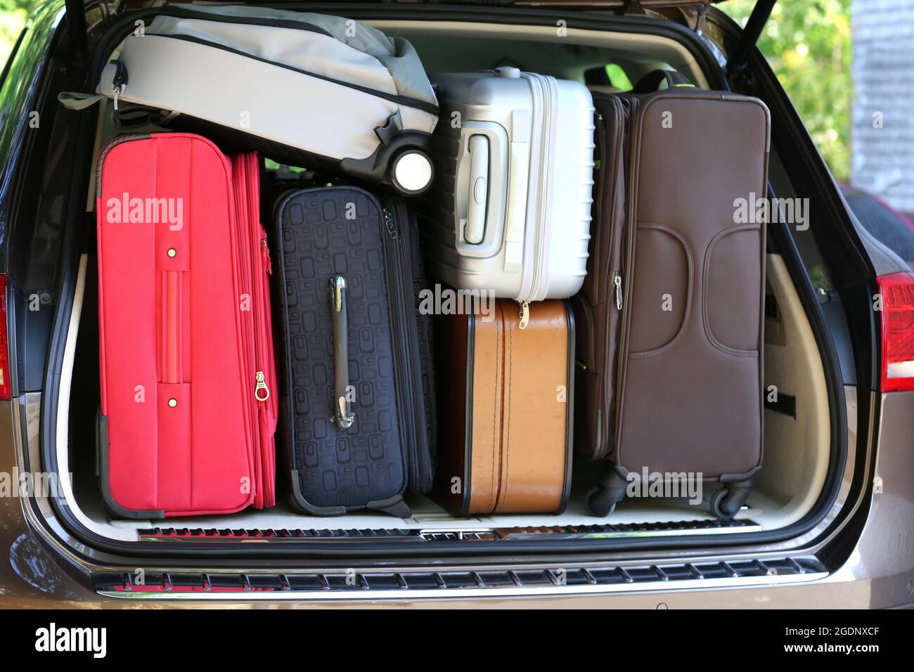 Koffer und Taschen im Kofferraum des Autos für den Urlaub