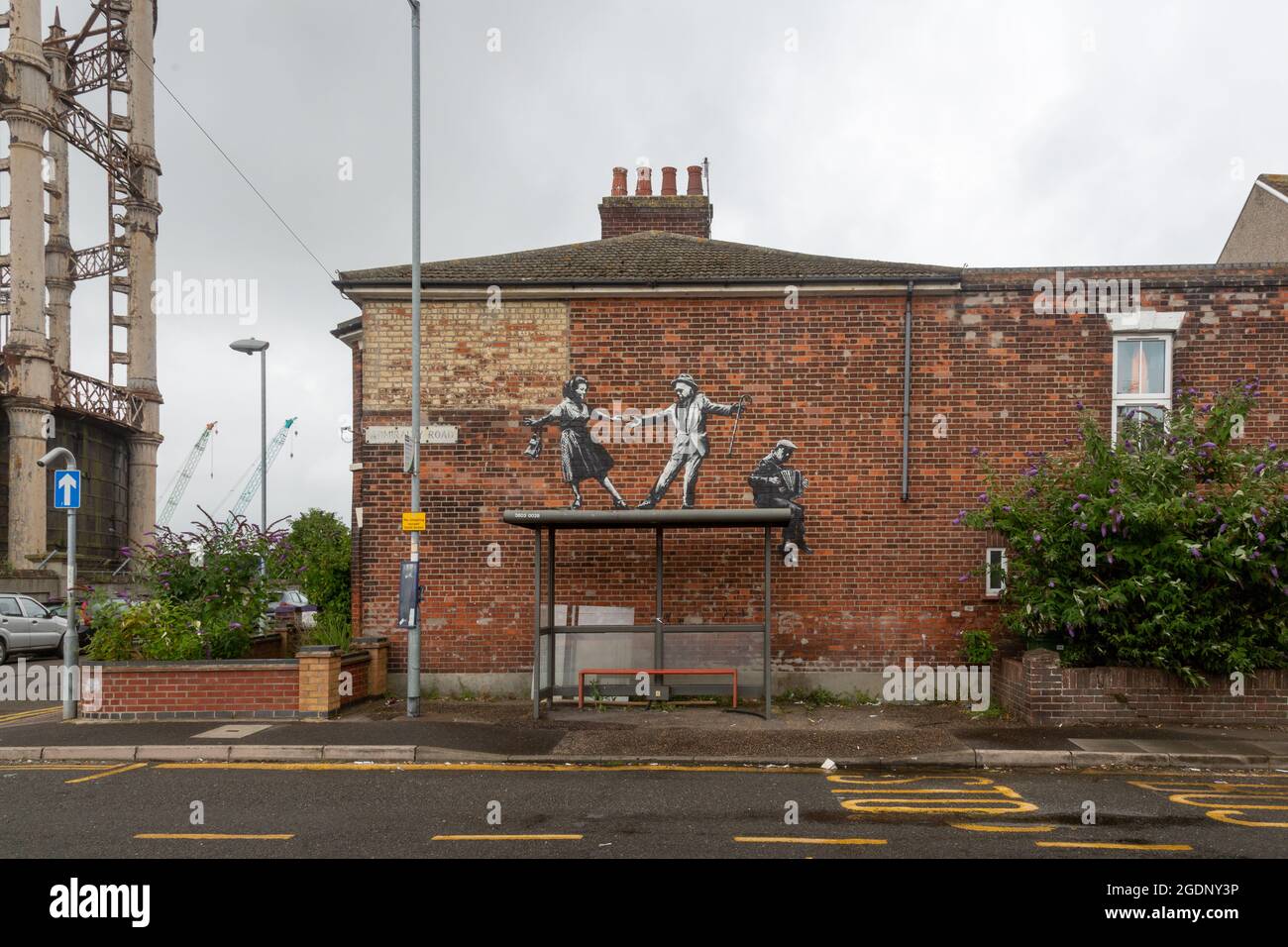 Banksy - Bushaltestelle Tänzer Wandbild Admiralty Road, Great Yarmouth, Norfolk. Gemalt als Teil der Great British Spraycation. Stockfoto