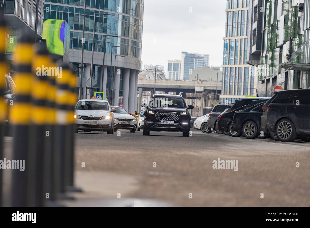 moskau, russland - 18. März 2021: Neuer lagre chineese Minivan chery tiggo 8 pro Reiten Stadtstraße im Verkehr Stockfoto