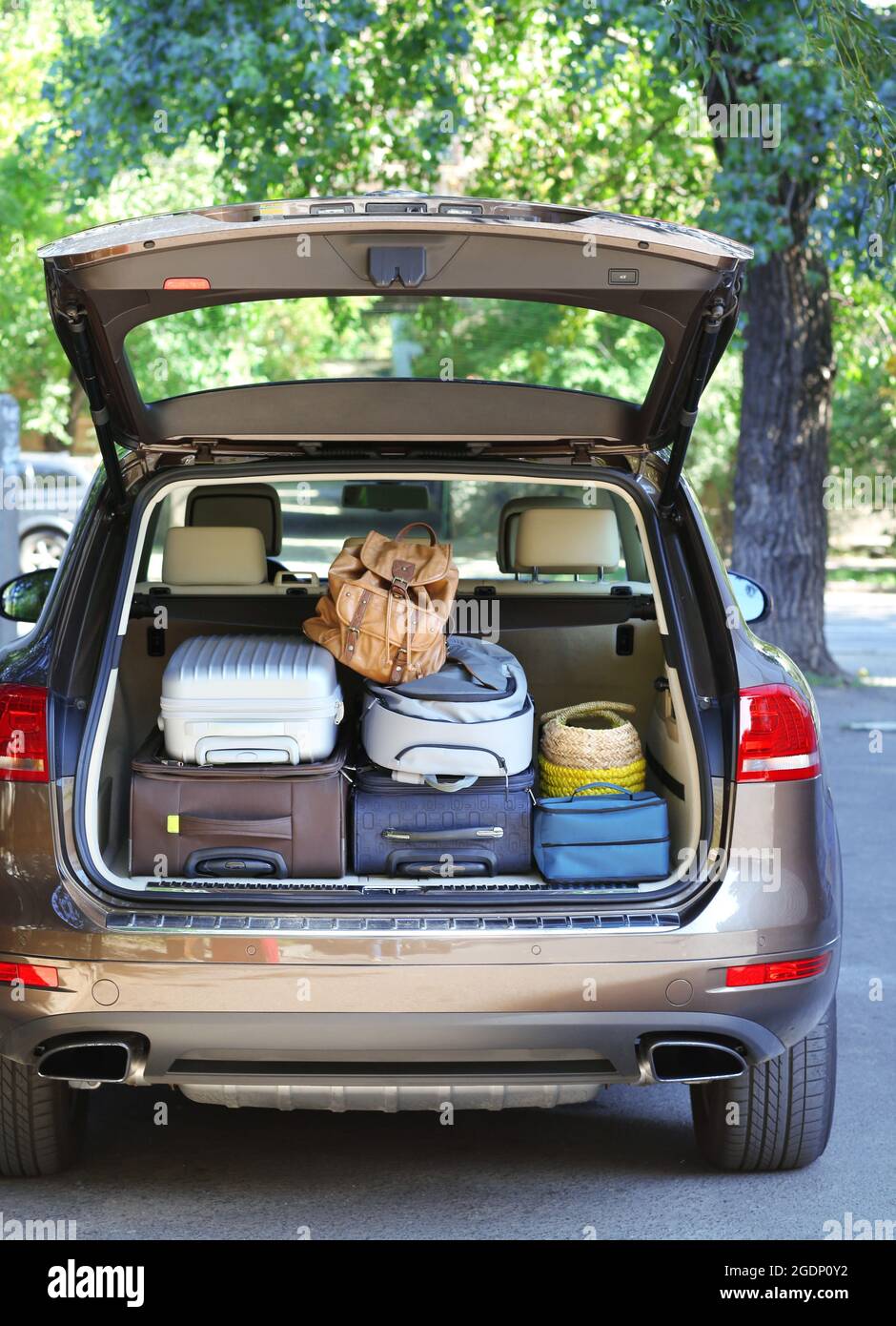 Koffer und Taschen im Kofferraum des Autos für den Urlaub abfahrbereit  Stockfotografie - Alamy