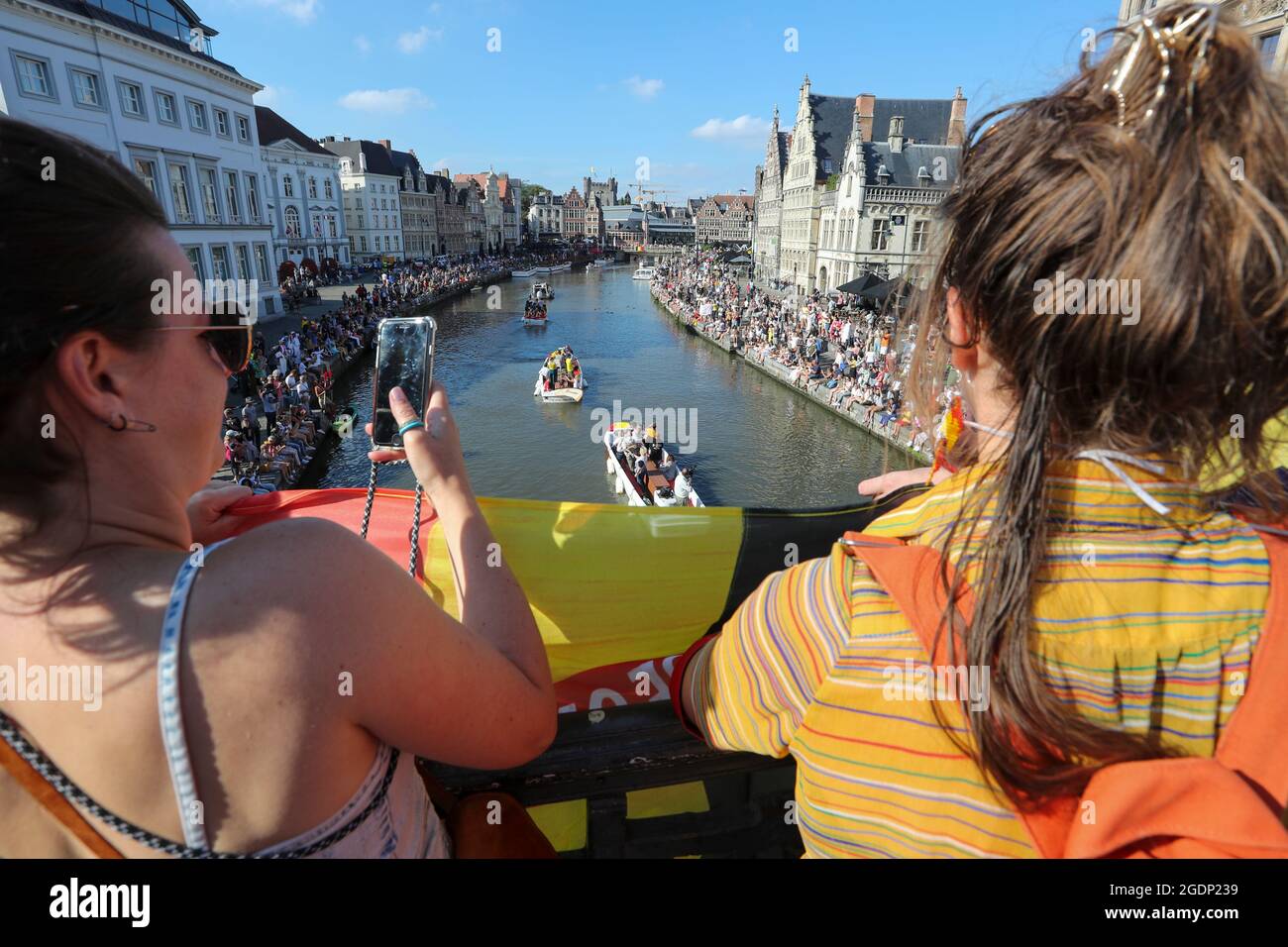 Die Athleten segeln auf dem lokalen Fluss, eine Feier für belgische Athleten, die an den Olympischen Spielen 2020 in Tokio in Gent am Samstag, dem 14. August 2021, teilgenommen haben. BEL Stockfoto