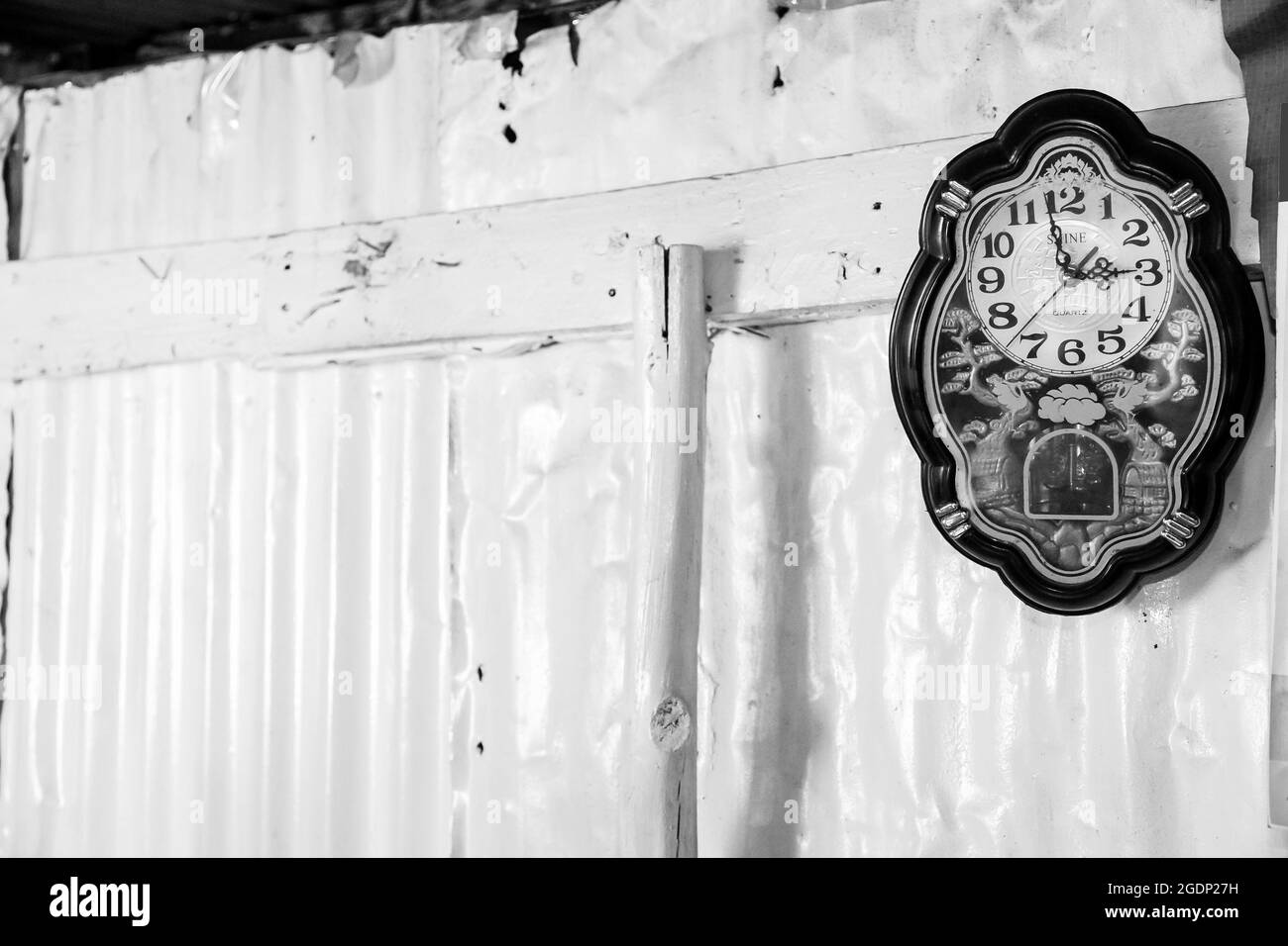 JOHANNESBURG, SÜDAFRIKA - 05. Jan 2021: Eine antike Uhr an der Wand eines Hauses in Soweto Stockfoto