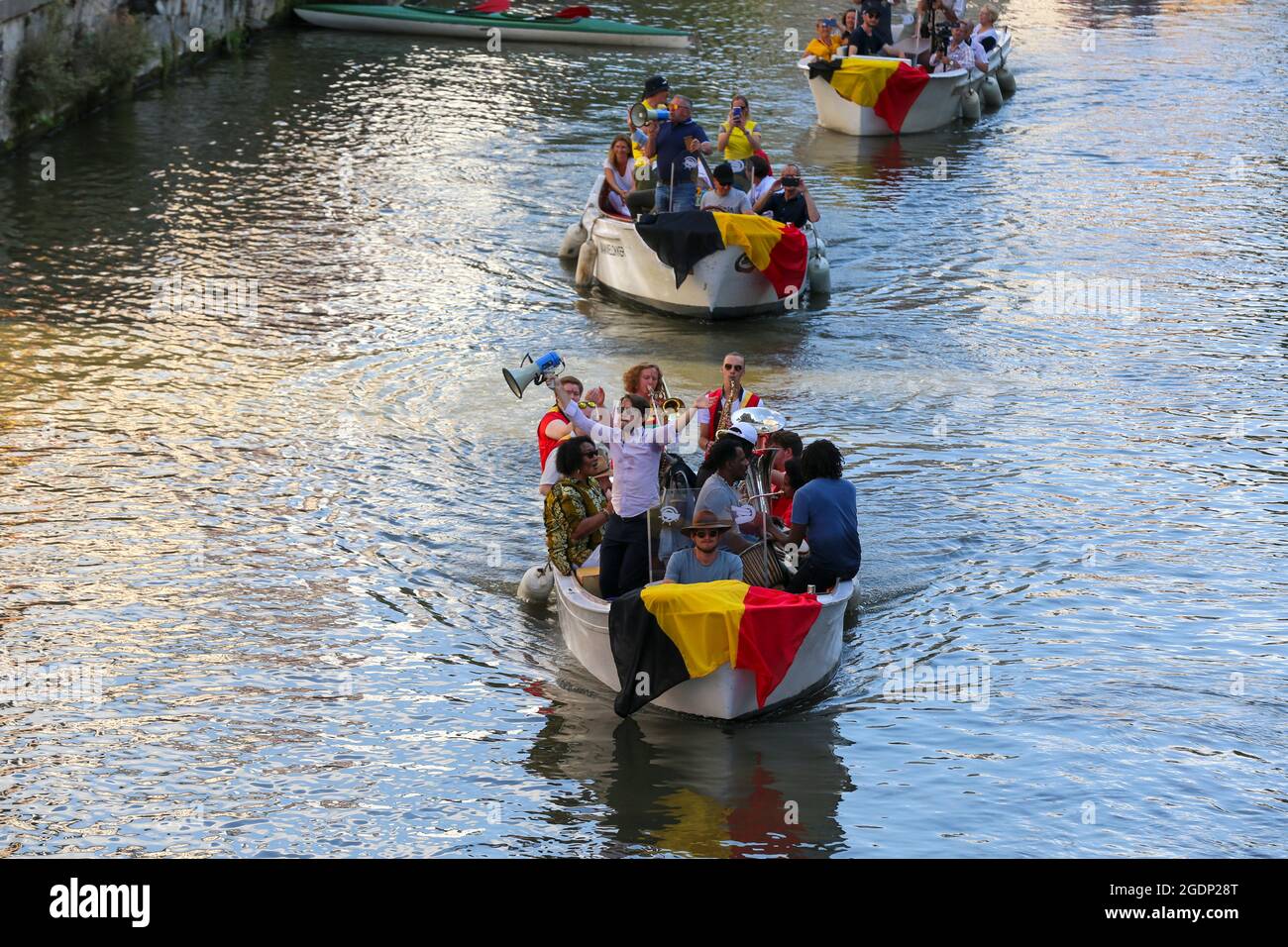 Die Athleten segeln auf dem lokalen Fluss, eine Feier für belgische Athleten, die an den Olympischen Spielen 2020 in Tokio in Gent am Samstag, dem 14. August 2021, teilgenommen haben. BEL Stockfoto