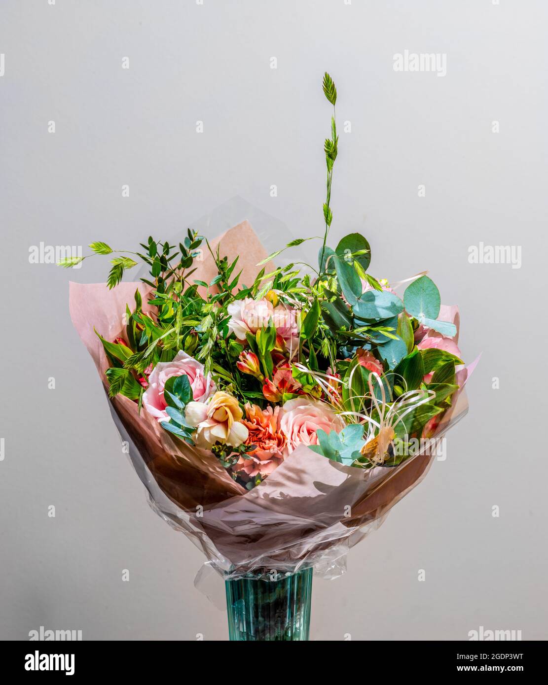 Ein farbenfroher Strauß mit Rosen und anderen Blumen Stockfoto